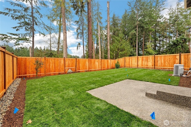 13701 60th Ave E, Edmonds, WA 98026 - fenced backyard featuring a patio