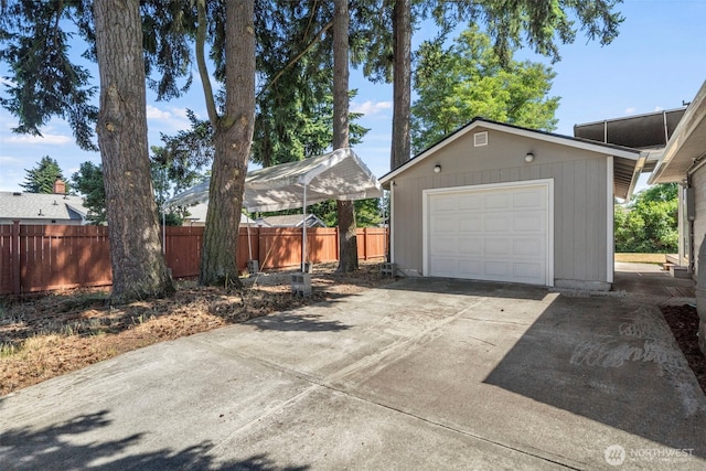 610 128th St S, Tacoma, WA 98444 - detached garage with driveway