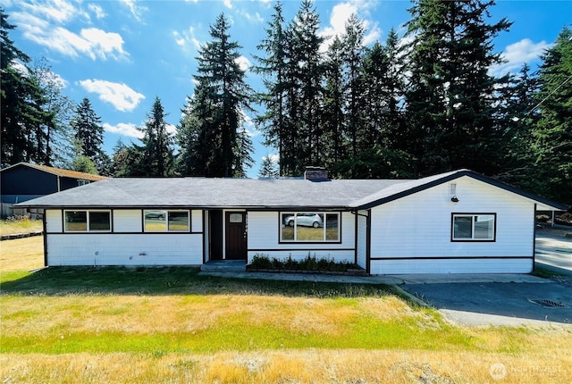 12706 94th Ave E, Puyallup, WA 98373 - ranch-style house featuring a chimney and a front lawn
