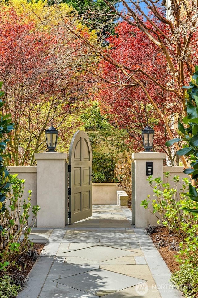 2001 Broadmoor Dr E, Seattle, WA 98112 - view of gate
