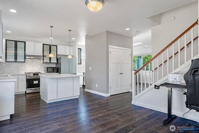 1326 SW 340th St, Federal Way, WA 98023 - kitchen featuring stainless steel appliances, dark wood-style floors, a center island, light countertops, and backsplash