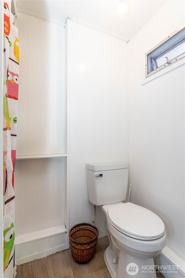 5920 200th St SW Unit 37, Lynnwood, WA 98038 - full bathroom featuring wood finished floors, curtained shower, and a decorative wall