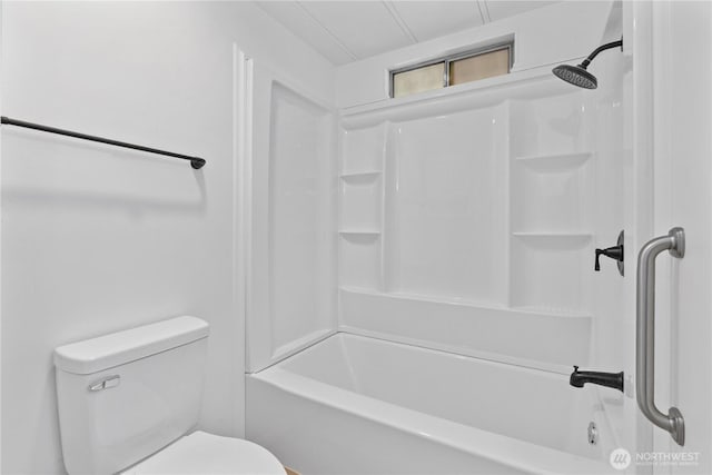 1402 22nd St NE Unit 39, Auburn, WA 98002 - bathroom with toilet and washtub / shower combination