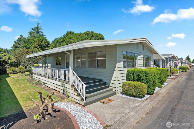 1402 22nd St NE Unit 39, Auburn, WA 98002 - view of front facade featuring a front lawn and covered porch