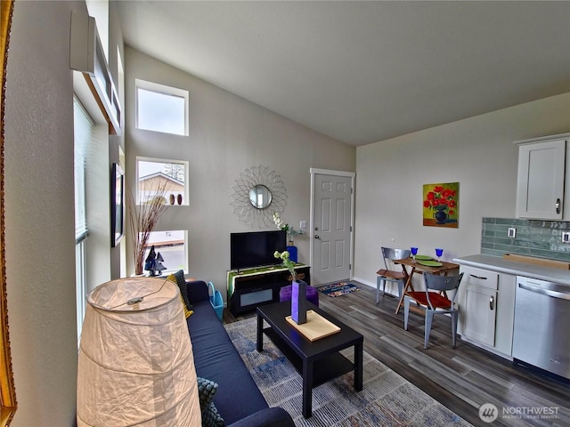 1303 30th Unit 3, Seaview, WA 98644 - living area featuring vaulted ceiling and dark wood finished floors