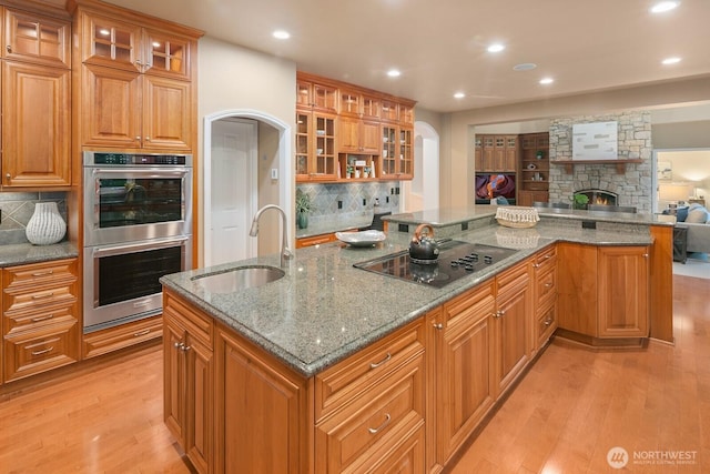 13695 NE 32nd Pl, Bellevue, WA 98005 - kitchen featuring double oven, black electric cooktop, open floor plan, a large island, and decorative backsplash