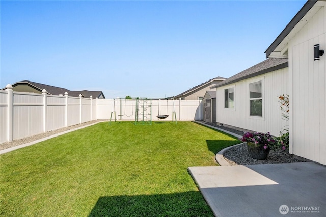 1344 E Deborah St, Moses Lake, WA 98837 - fenced backyard with a patio area