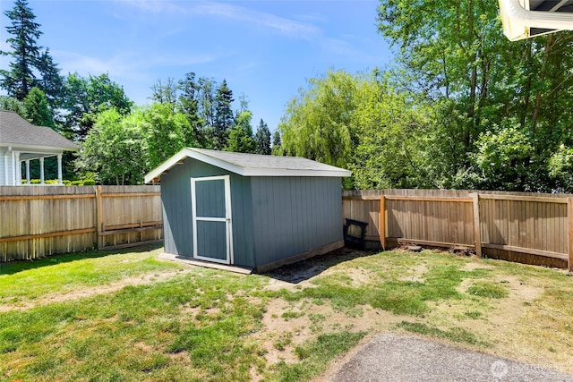 5215 Richmond Cres, Blaine, WA 98230 - fenced backyard featuring a storage shed