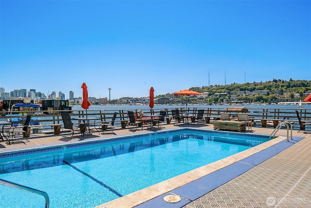 2301 Fairview Ave E Unit 404, Seattle, WA 98102 - community pool featuring a skyline view