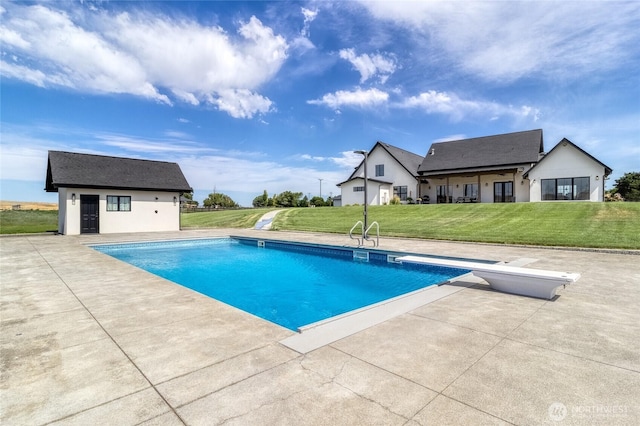 2617 Byrnes Rd, Touchet, WA 99360 - swimming pool featuring a yard, an outdoor structure, a diving board, and a patio
