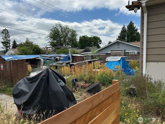 10204 19th Ave SW, Seattle, WA 98146 - view of yard with an outbuilding