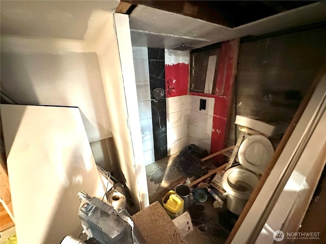 10204 19th Ave SW, Seattle, WA 98146 - bathroom with toilet and a tile shower