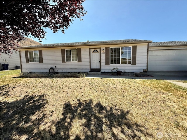 1700 Lincoln Park Cir, Wenatchee, WA 98801 - ranch-style home featuring an attached garage, driveway, and a front yard