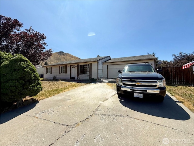 1700 Lincoln Park Cir, Wenatchee, WA 98801 - single story home with driveway and a garage