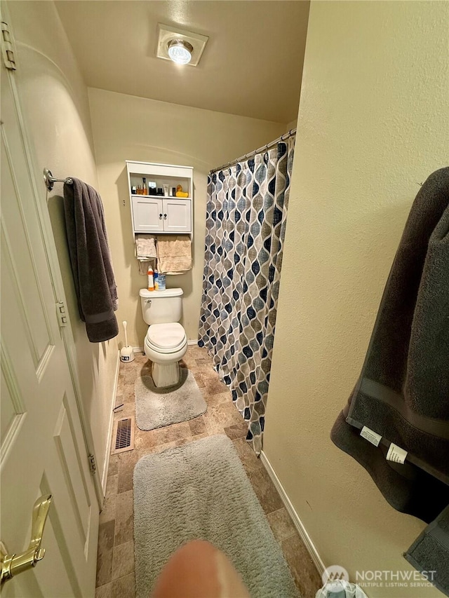 1700 Lincoln Park Cir, Wenatchee, WA 98801 - full bath featuring toilet and a shower with shower curtain