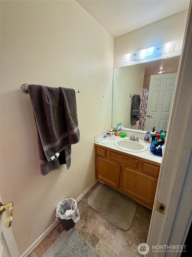 1700 Lincoln Park Cir, Wenatchee, WA 98801 - full bath featuring vanity and stone finish flooring