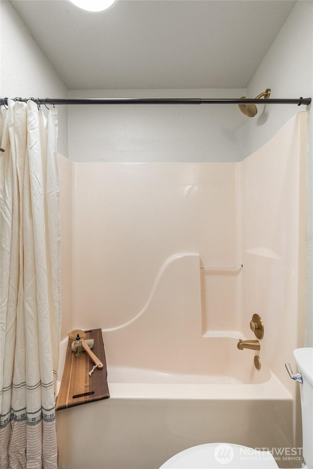 1608 W Market St, Aberdeen, WA 98520 - full bath featuring toilet and shower / bath combo with shower curtain