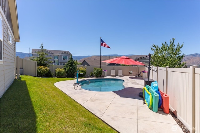 2219 Treat St SE, East Wenatchee, WA 98802 - view of pool featuring a fenced backyard and a patio area