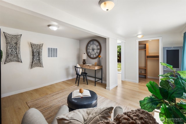 11432 11th Ave SW, Seattle, WA 98146 - living area featuring light wood finished floors and baseboards