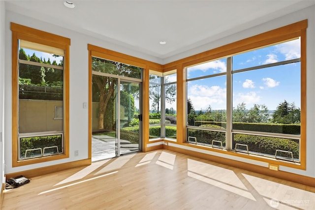 5511 104th Ave NE, Kirkland, WA 98033 - unfurnished sunroom featuring wood finished floors and recessed lighting