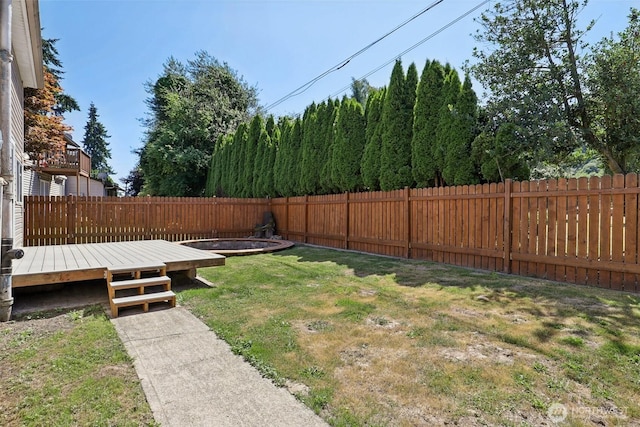 1425 N 1st Ave, Kelso, WA 98626 - fenced backyard featuring a deck