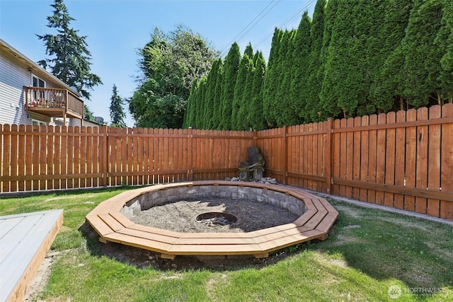 1425 N 1st Ave, Kelso, WA 98626 - fenced backyard featuring a fire pit