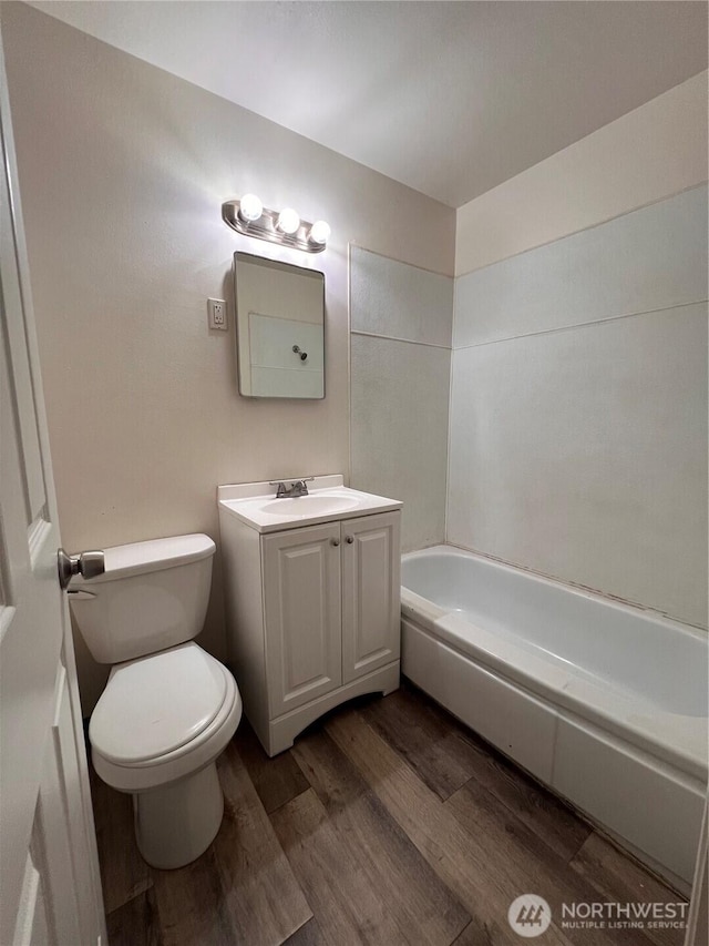 401 Biggs Dr, Moses Lake, WA 98837 - full bathroom featuring wood finished floors, vanity, and a bath