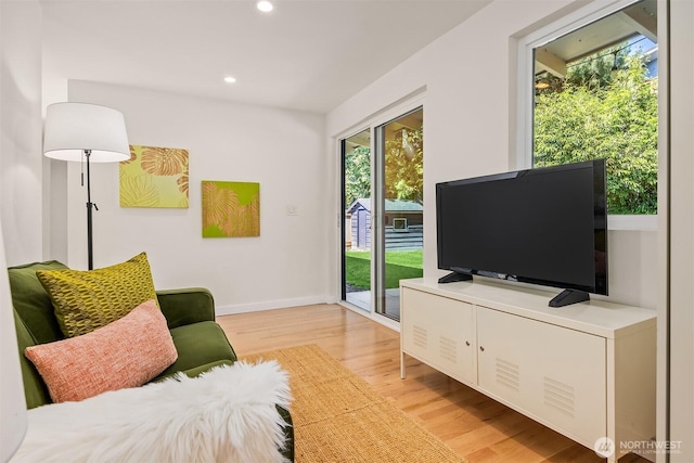 2434 64th Ave SE, Mercer Island, WA 98040 - living area featuring light wood-style flooring and recessed lighting