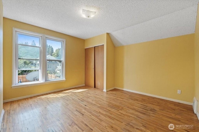 524 E 9th Ave, Spokane, WA 99202 - bonus room featuring a textured ceiling, light wood-style floors, and vaulted ceiling