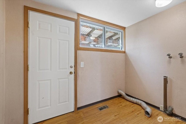 524 E 9th Ave, Spokane, WA 99202 - entrance foyer with light wood-style floors