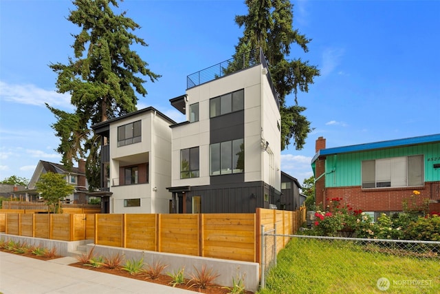 4529 S Orcas St Unit B, Seattle, WA 98118 - modern home featuring a fenced front yard
