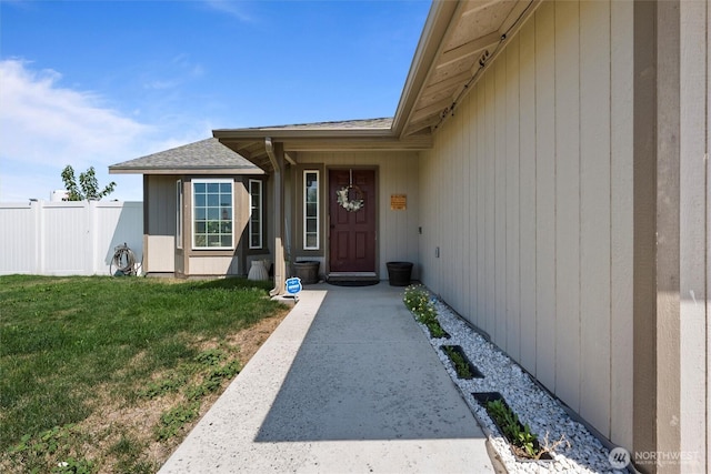 925 S 11th Ave, Othello, WA 99344 - property entrance with a shingled roof