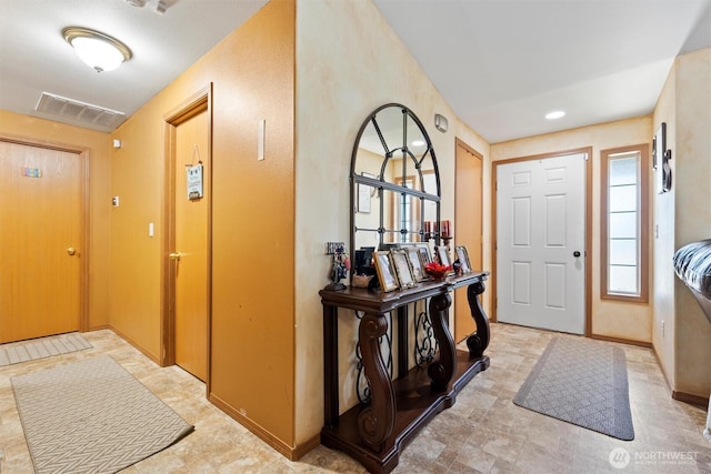 925 S 11th Ave, Othello, WA 99344 - foyer with baseboards