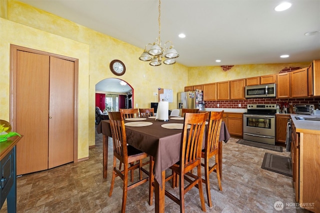 925 S 11th Ave, Othello, WA 99344 - dining room with arched walkways, a chandelier, and recessed lighting