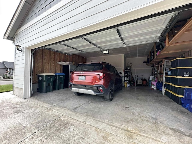 704 Roundtree Blvd, Winlock, WA 98596 - garage featuring a garage door opener and driveway