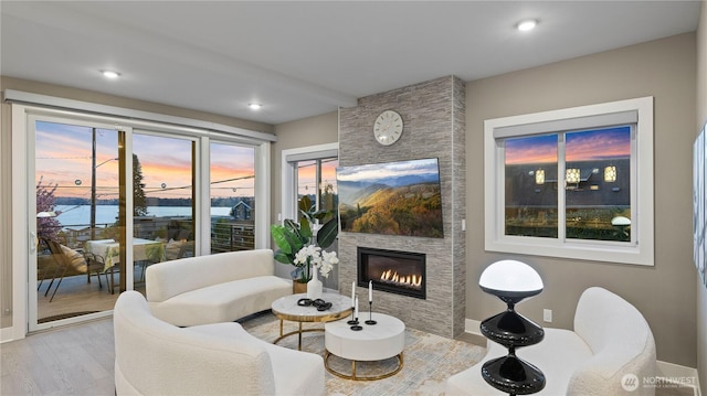 1006 4th St W, Kirkland, WA 98033 - living area featuring light wood finished floors, a fireplace, and recessed lighting