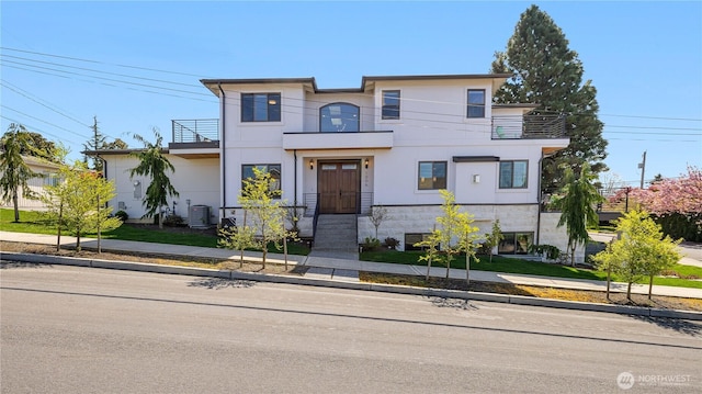 1006 4th St W, Kirkland, WA 98033 - contemporary home with a balcony and stucco siding