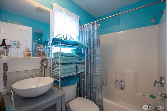 118 Ocean Lake Way NE, Ocean Shores, WA 98569 - full bath with shower / tub combo with curtain and vanity