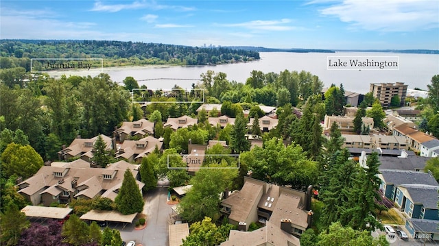 11811 93rd Ln NE Unit 102, Kirkland, WA 98034 - aerial view of residential area featuring property boundaries highlighted and a large body of water