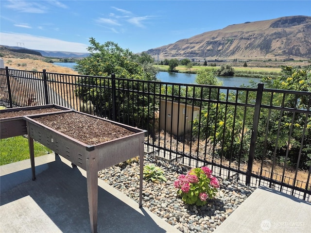 420 Hammond Ln, Rock Island, WA 98850 - balcony with a water and mountain view