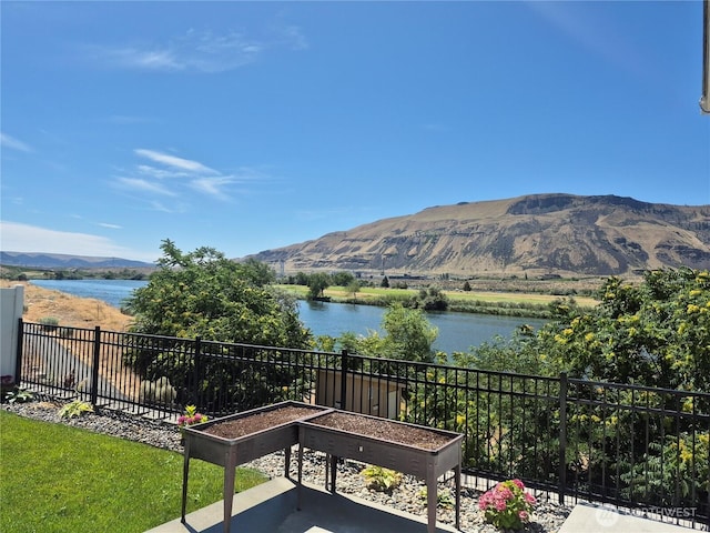 420 Hammond Ln, Rock Island, WA 98850 - exterior space with a large body of water