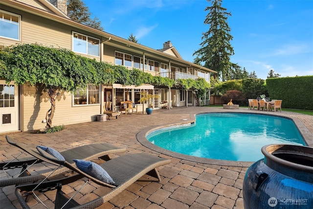 9620 NE 28th St, Clyde Hill, WA 98004 - view of pool with a patio and a pool with connected hot tub