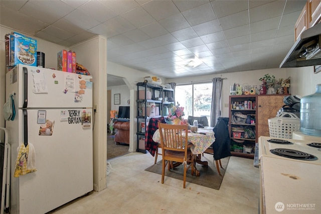 408 N 11th St, Elma, WA 98541 - dining area with arched walkways and concrete flooring