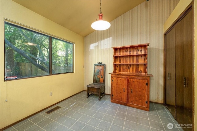 18707 25th Ave NE, Lake Forest Park, WA 98155 - sitting room with wallpapered walls