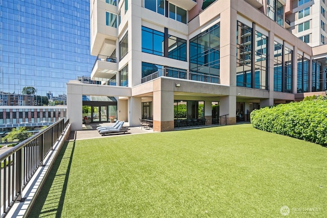 177 107th Ave NE Unit 1906, Bellevue, WA 98004 - exterior space featuring a yard