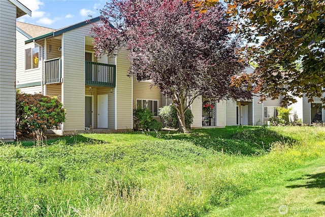 639 W Horton Way Unit 228, Bellingham, WA 98226 - view of yard featuring a balcony