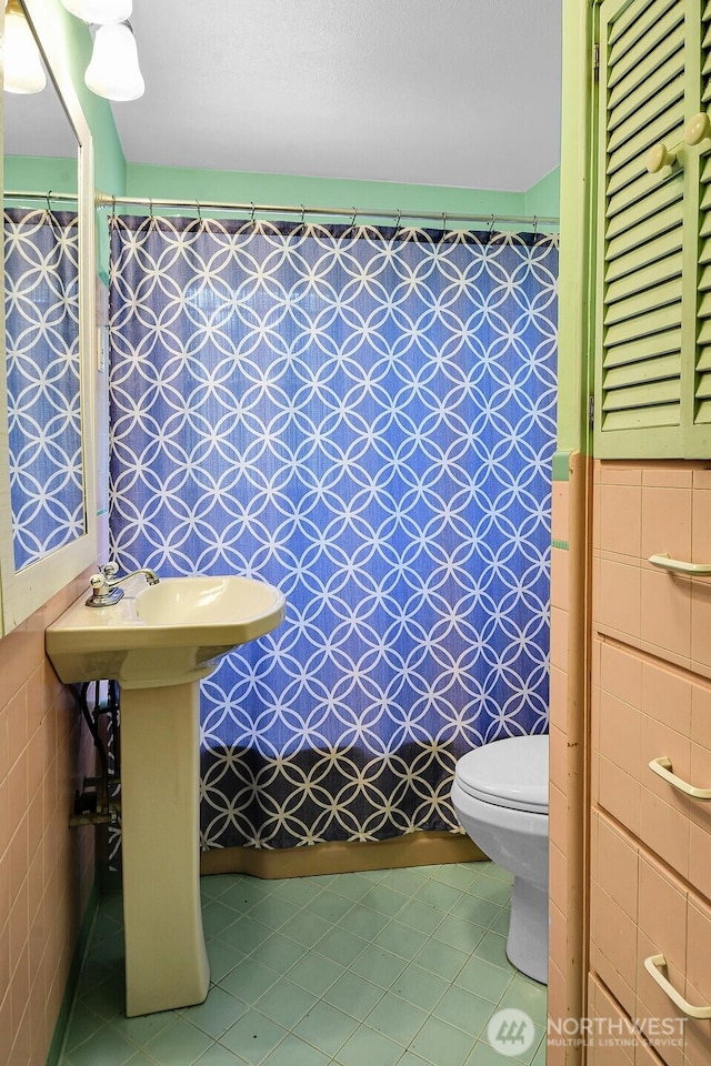 9713 4th Ave W, Everett, WA 98204 - bathroom with tile walls, tile patterned flooring, and a shower with shower curtain