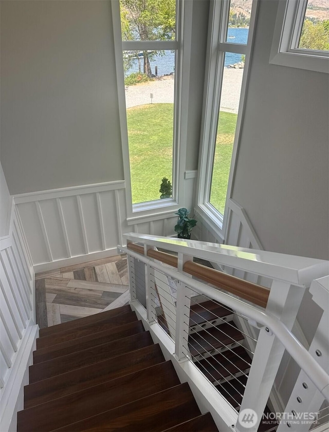 1350 W Woodin Ave Unit Ede2, Chelan, WA 98816 - stairway featuring a decorative wall and wainscoting