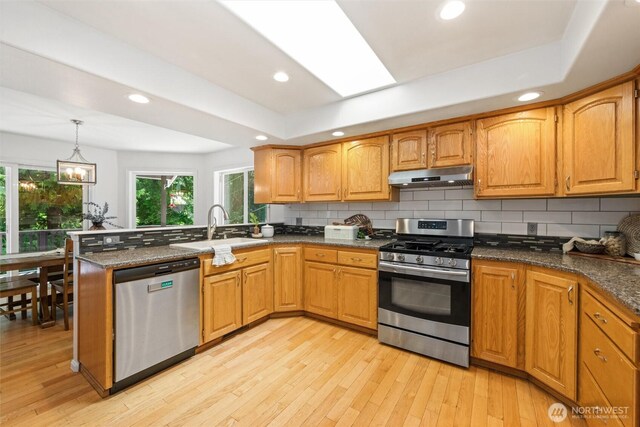 3204 30th St, Bellingham, WA 98225 - kitchen featuring stainless steel appliances, under cabinet range hood, light wood-style floors, tasteful backsplash, and recessed lighting