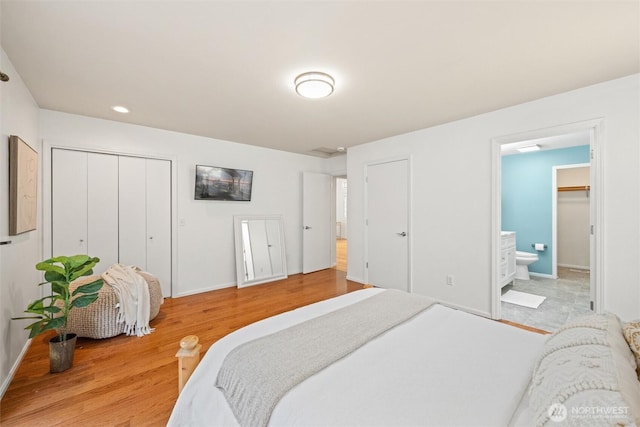 3204 30th St, Bellingham, WA 98225 - bedroom featuring light wood-type flooring, a closet, ensuite bath, and recessed lighting